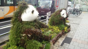 歩道に置かれた悲しいパンダ