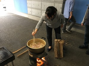 いも煮がぐつぐつしてきた・・・ （Ｙが調理をしている風・・・）